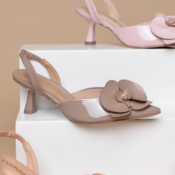 168006 VIAMARTE ZAPATO DESTALONADO DE PUNTA FLOR TACON 6 CMS TAUPE VERNIZ