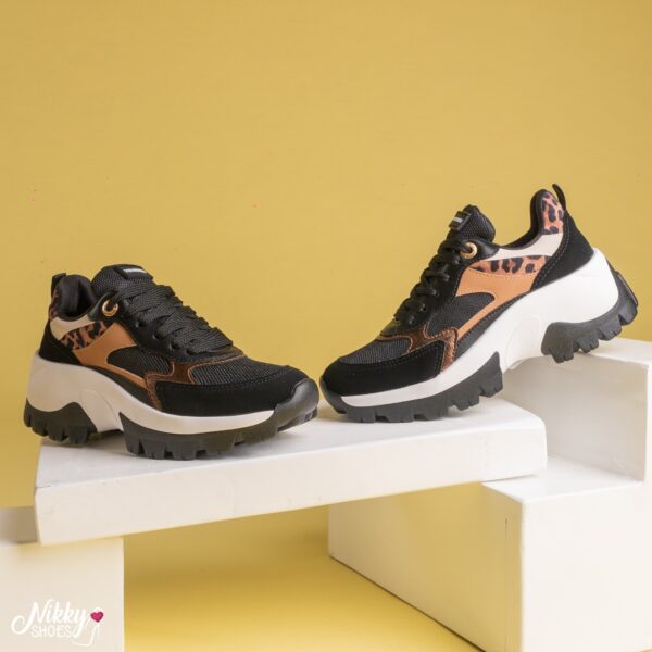 022008 VIAMARTE TENIS ACORRELLADO SUELA TRACTOR NEGRO ANIMAL PRINT